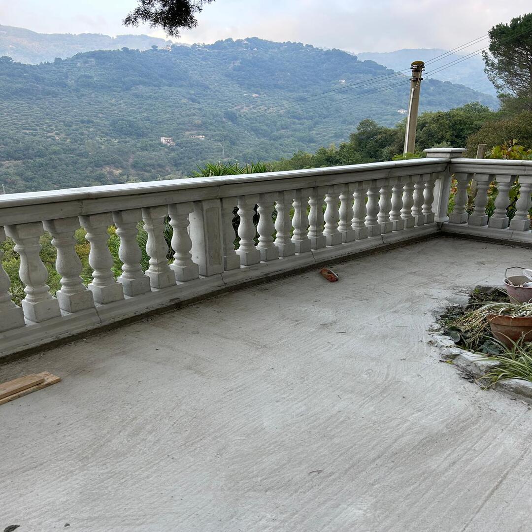 BALAUSTRA PER RINGHIERA PARAPETTO IN CEMENTO ARMATO E POLVERE DI MARMO MODELLO 01